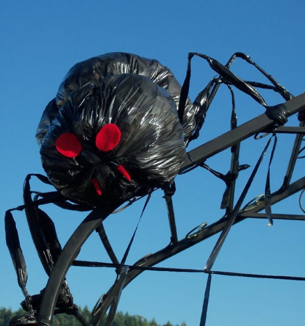 halloween-spider-made-from-garbage-bag